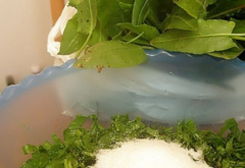 1. Этап. Пирог со щавелем: Листья щавеля хорошо промываем, стряхиваем лишнюю воду. Нарезаем и засыпаем сахаром.