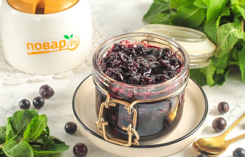 1. Этап. Силт из чёрной смородины: Выложите силт из черной смородины в банку и сразу же закрутите крышку по резьбе или с помощью закаточного ключа. При остывании варенье зажелируется, станет более густым. Храните его в кладовой.