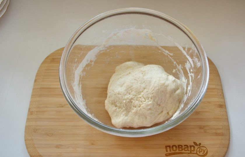 1. Этап. Роти Канай: В конце замеса влейте немного растительного масла. Соберите тесто в шарик. Накройте полотенцем и дайте час полежать при комнатной температуре.