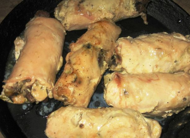 1. Этап. Куриные рулетики с начинкой из печени: Спустя 1 час переложите рулеты на сковороду, выньте из рулетов зубочистки.