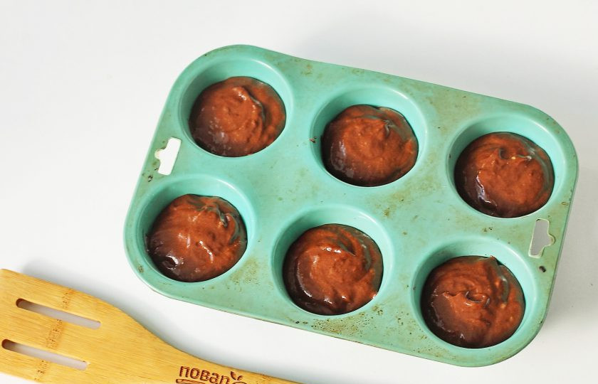 1. Этап. Шоколадные маффины с бананом: Наполните формочки тестом, примерно на 2/3. Выпекайте маффины в духовке при температуре 180 градусов около 20-25 минут.