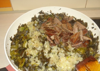 1. Этап. Щи из морской капусты: 5. После содержимое всех 3 сковородок можно совместить и вместе тушить еще около 10 минут. В процессе можно посолить и поперчить немного по вкусу.