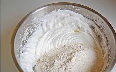 1. Этап. Торт Царский: Деликатно смешиваем две массы при помощи шпателя.