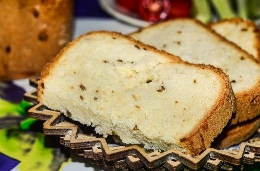 1. Этап. Домашний хлеб в хлебопечке: Через 3 часа достаем хлеб, остужаем на решетке, нарезаем и подаем к столу.