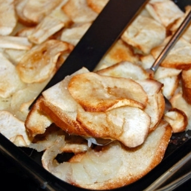 1. Этап. Яблоки, запеченные с черствым хлебом: Запекаем приблизительно 1 час при 180 градусах, после чего достаем из духовки, слегка остужаем и подаем. Это невероятно вкусно - знаю, не верится, но надо просто однажды попробовать :)