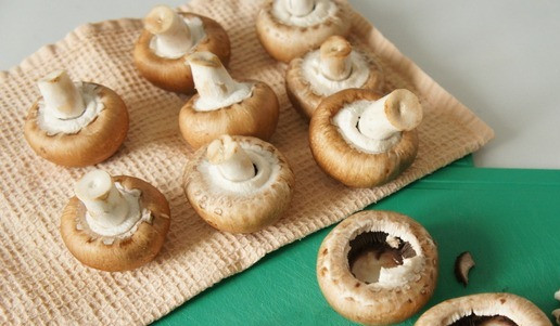 1. Этап. Мини-бургеры из шампиньонов: У шампиньонов убираем ножки и делаем небольшие углубления для начинки.