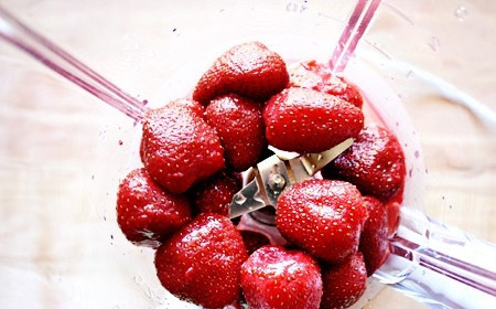 1. Этап. Тортик с клубникой: 2. В чашу бленедера выложите клубнику, сахарную пудру и сливочный сыр. Измельчите все до однородности.