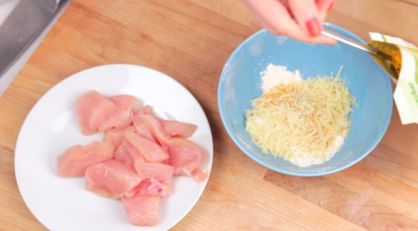 1. Этап. Домашние наггетсы: 1. Для начала промокните вымытую куриную грудку бумажным полотенцем, чтобы убрать лишнюю влагу. После этого нарежьте ее на небольшие кусочки.