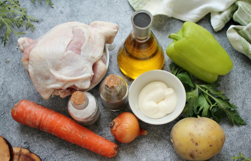 1. Этап. Сырный суп с курицей и болгарским перцем: Подготовьте все необходимые ингредиенты для приготовления сырного супа с курицей и болгарским перцем.