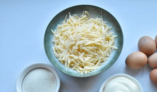 1. Этап. Сырный рулет с индейкой и грибами: Для начала приготовить сырный корж. Нам потребуется сыр, яйца, майонез, соль, перец и манная крупа. Твердый сыр натереть на терке. Соль используйте по вкусу, возможно соли будет достаточно в сыре.