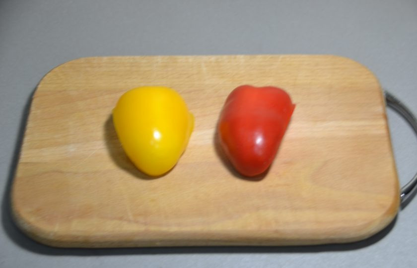 1. Этап. Пицца Примавера: Возьмите по одной дольке желтого и красного болгарского перца.