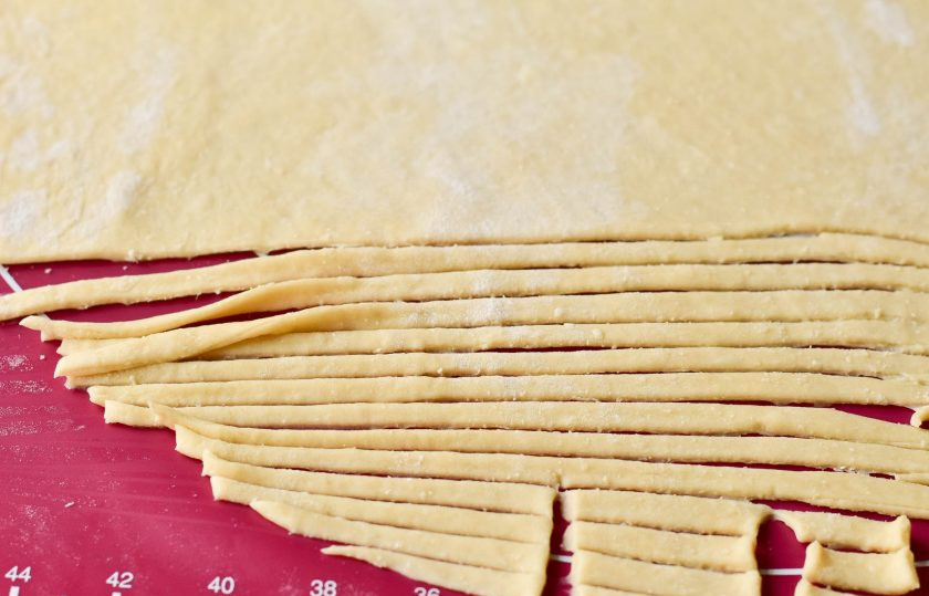 1. Этап. Чак-чак, который тает во рту: Нарежьте его на тонкие полоски, а их на кусочки.