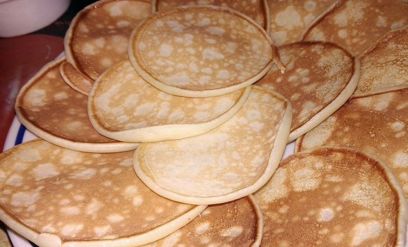 1. Этап. Панкейки на кефире 2,5%: 4. Во время жарки панкейки немного поднимаются. Чем гуще вы сделаете тесто, тем пышнее получатся готовые панкейки.