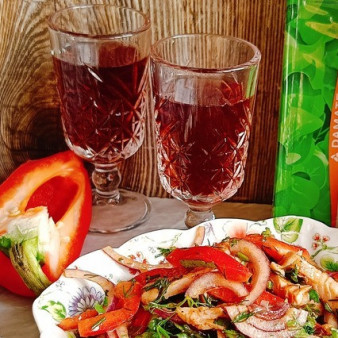 Салат с индейкой и томатной заправкой