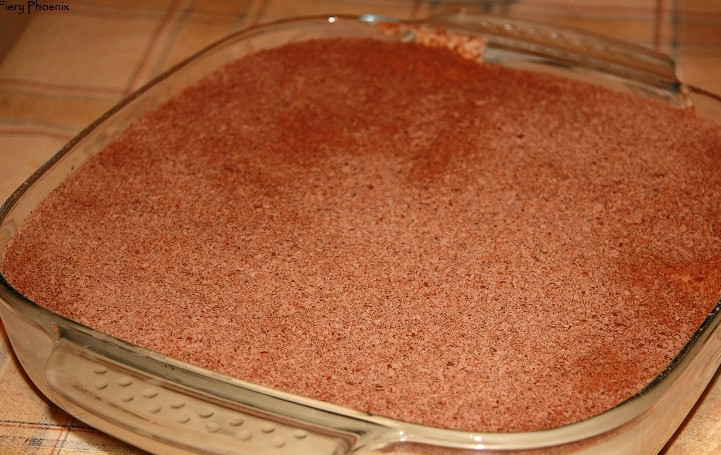 1. Этап. Тирамису от Селезнева: Савоярди готовы, крем и пропитка — тоже. Теперь соберите тирамису: пропитайте только с одной стороны каждую печеньку, сухой стороной выложите вниз. Сверху равномерно выложите крем. Отправьте в холодильник на пару часов, а лучше на ночь, чтобы тирамису пропиталось, а крем застыл.