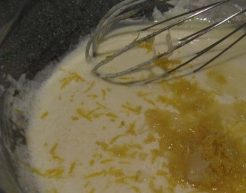 1. Этап. Творожно-лимонная запеканка: Цедру и лимонный сок добавляем в творожную массу. Размешиваем, добавляем манку с разрыхлителем, опять размешиваем.