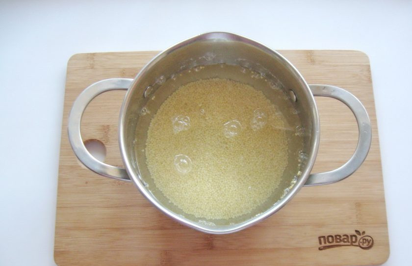 1. Этап. Кулеш с салом: Залейте пшено горячей водой или бульоном. Поставьте кастрюлю на плиту и начинайте варить кулеш.