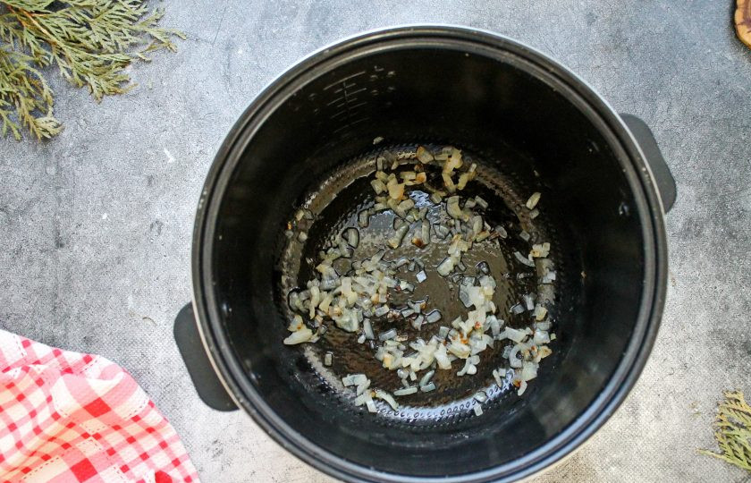 1. Этап. Суп гуляш в мультиварке: Репчатый лук порежьте. В чашу мультиварки налейте половину растительного масла, выложите лук и готовьте в режим 