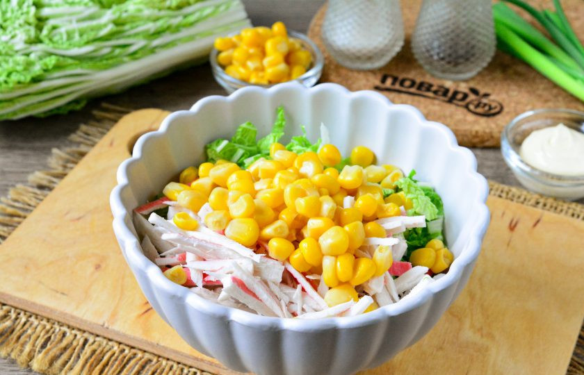 1. Этап. Салат с сыром, крабовыми палочками и пекинской капустой: Выложите в салат консервированную сладкую кукурузу.