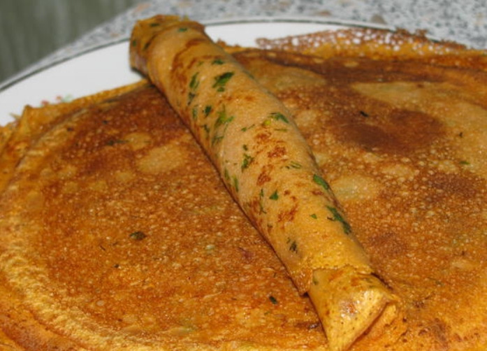 1. Этап. Блинная улитка с мясным фаршем: Сворачиваем блины трубочками.