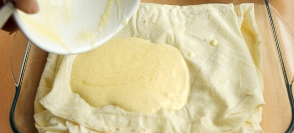 1. Этап. Борек: 9. В самом конце выливаем оставшийся соус по всей поверхности лаваша.