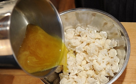 1. Этап. Маринованная цветная капуста: Капусту кладем в миску (желательно в герметическую миску) и заливаем маринадом.