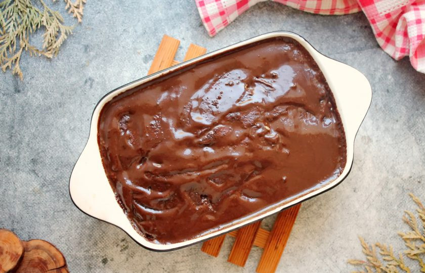 1. Этап. Турецкий шоколадный мокрый кекс: Горячий кекс сразу залейте горячей заливкой, равномерно распределив. Оставьте кекс до полного остывания.