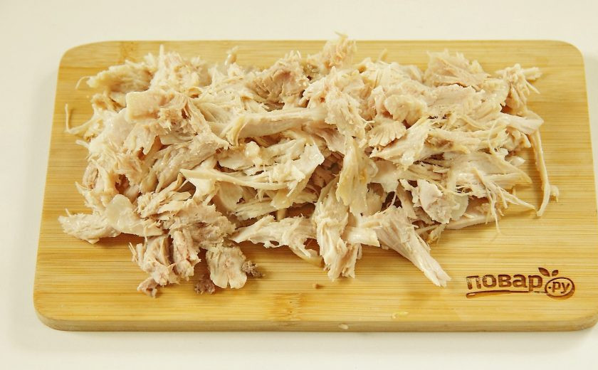 1. Этап. Салат Ананас: 3. Куриное филе мелко порежьте или разберите на волокна.