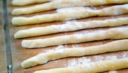 1. Этап. Гноччи: Делим тесто на части. Каждую часть раскатайте в длинную, но не очень толстую колбаску.