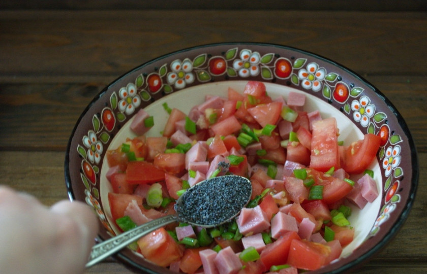 1. Этап. Салат Удачный: Добавьте в салат мак, предварительно подсушив его на сухой сковороде.