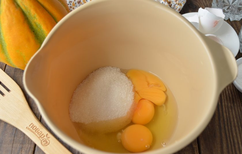 1. Этап. Шарлотка с дыней Сладкий сон: В чаше для миксера соедините яйца и сахар. Миксером на максимальных оборотах взбивайте массу до посветления, она должна увеличиться в три раза, стать более плотной.