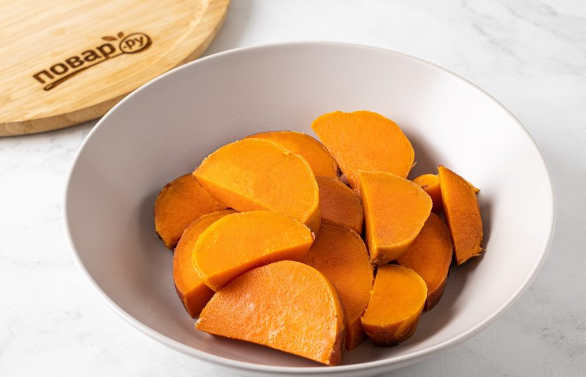 1. Этап. Сладкий картофель батат на гриле: Нарежьте батат ломтиками.