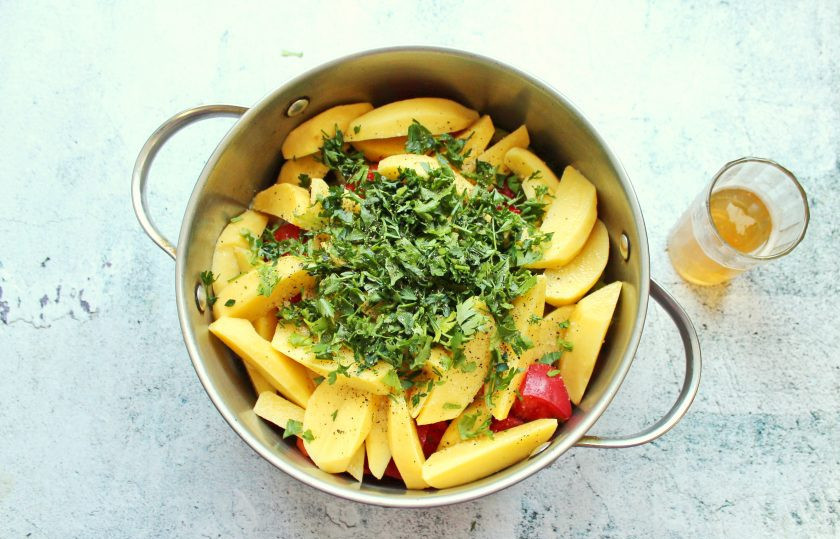 1. Этап. Хашлама из говядины на пиве: Все посолите, добавьте мелко нарезанную зелень и влейте пиво.