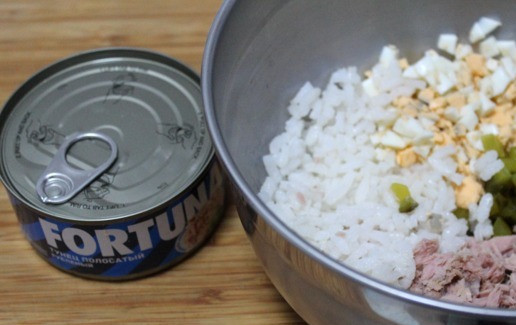 1. Этап. Салат с тунцом и маринованными огурцами: В чашу выложить яйца, огурцы, рис и тунец.