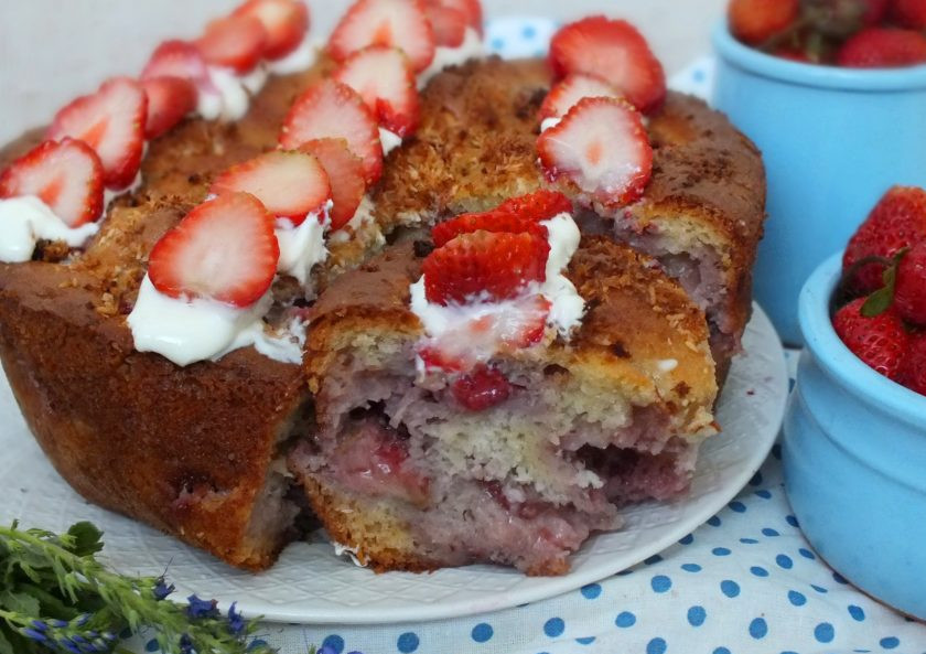 1. Этап. Заливной пирог с клубникой: Готовый пирог украсьте сметаной и свежей клубникой. Приятного аппетита!