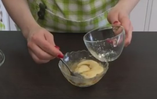 1. Этап. Творожная паска без выпечки с желатином: 1. Желатин залейте водой и оставьте, чтобы он набух и стал густым.