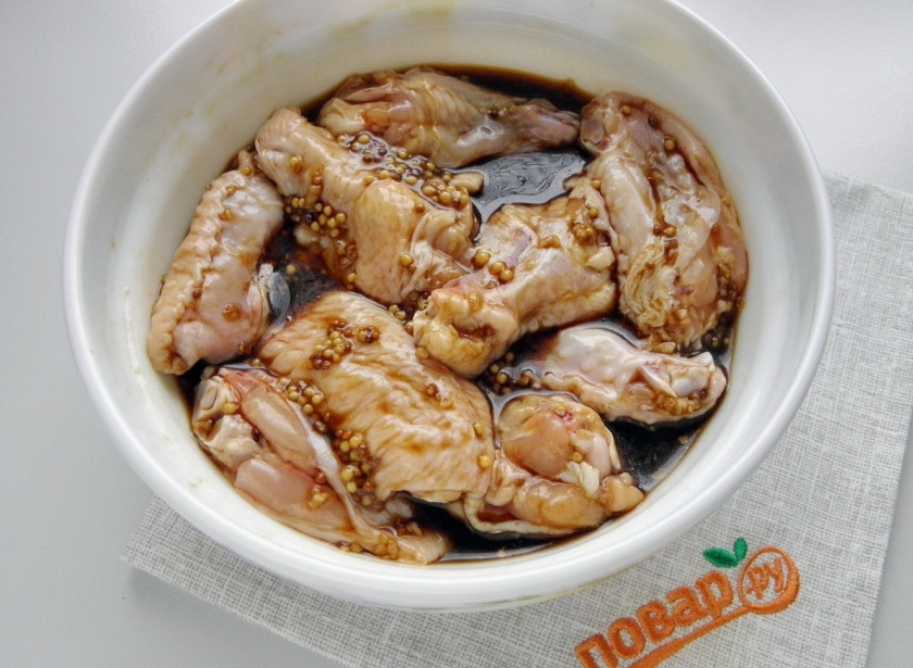 1. Этап. Острые крылышки к пиву: Залейте маринадом крылышки, тщательно перемешайте. Отправьте в холодильник на 2 часа, периодически перемешивайте, чтобы все крылышки были в маринаде. Можно сверху поставить небольшой гнет.