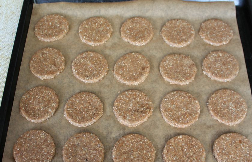 1. Этап. Овсяное печенье как в магазине: Выкладываем заготовки на противень покрытый пекарской бумагой. Запекаем при температуре 180 градусов, 12-15 минут.