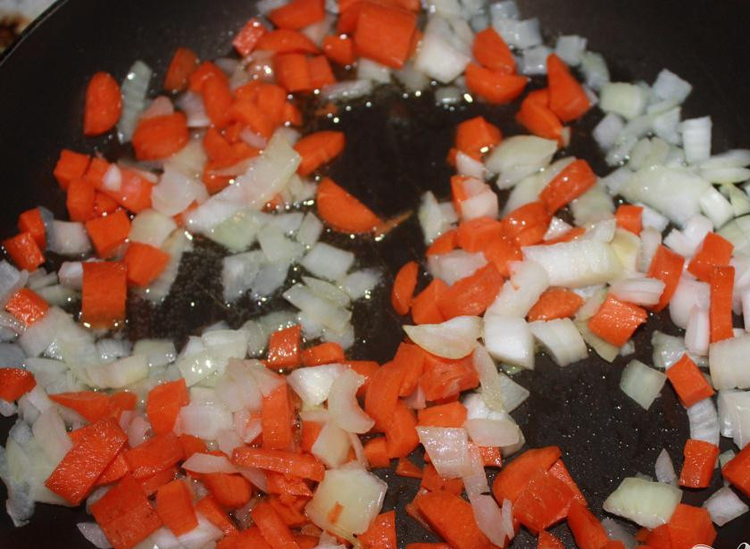 1. Этап. Дары Нептуна (фаршированные кальмары): Нарезаем морковку кубиками. Обжариваем лук и морковь в сковороде на масле на среднем огне до мягкости.