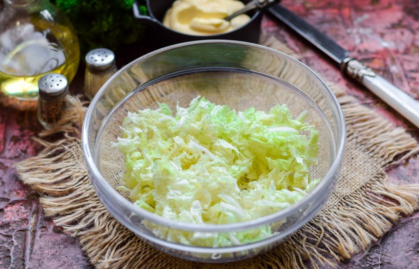 1. Этап. Салат Переполох: Пекинскую капусту нарежьте тонкими полосками, переложите в салатник.