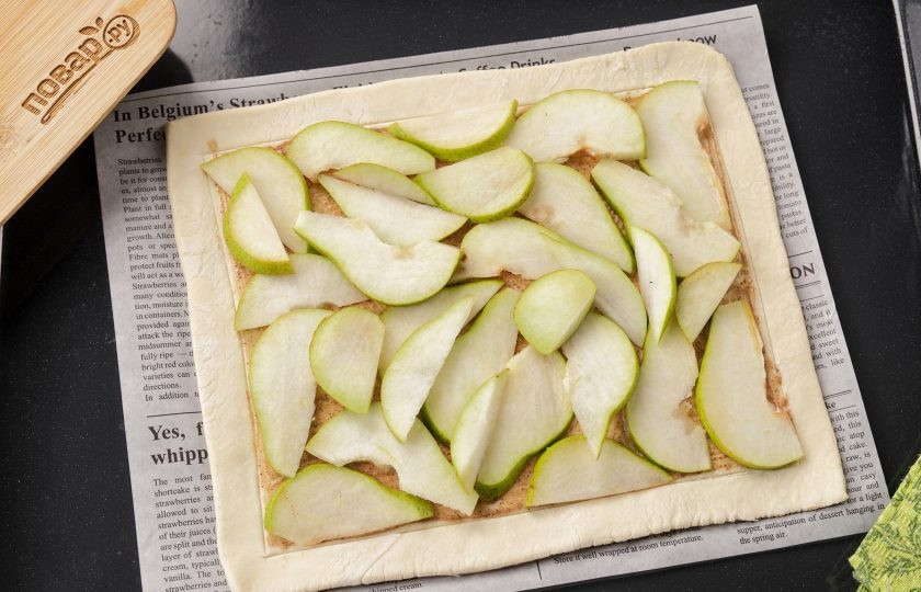 1. Этап. Пирог с грушей из бездрожжевого теста: Сверху выложите произвольно нарезанные груши, не заходя за края.