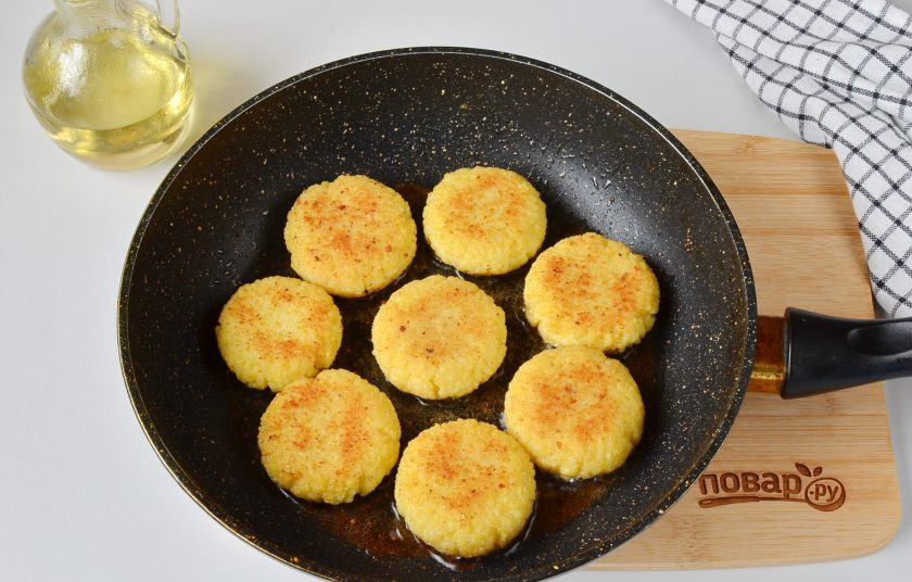 1. Этап. Биточки из пшенной каши: Переверните и обжарьте с другой стороны.