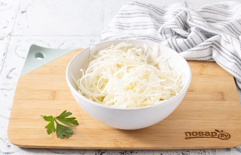 1. Этап. Салат Желание: Капусту тонко нашинкуйте.