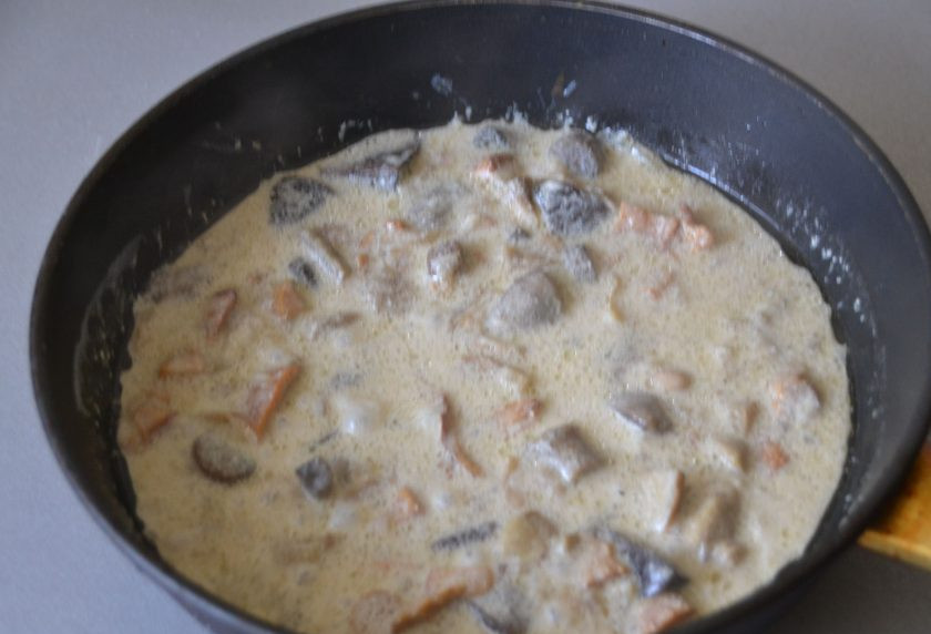 1. Этап. Картошка с лесными грибами: Тем временем грибы уже почти готовы, посолите их.