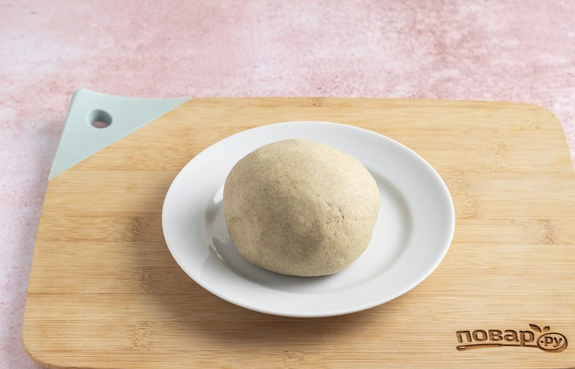 1. Этап. Ржаные лепешки постные: Сформируйте из теста шар, заверните в пленку и уберите в холодильник на полчаса.