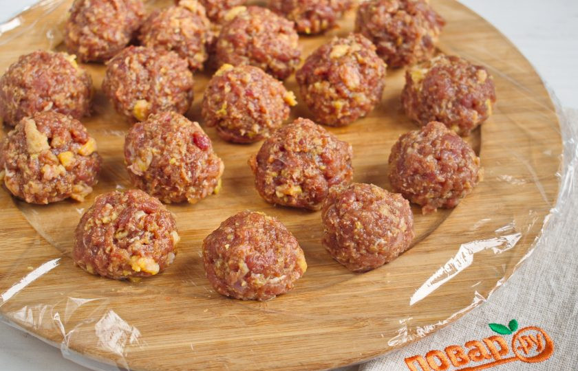 1. Этап. Говяжьи фрикадельки в соусе: Сформируйте из фарша фрикадельки, размером 2-2,5 см.