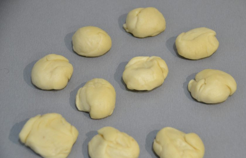 1. Этап. Яблочный пирог Вуаль невесты: Разделите тесто на 10 частей.