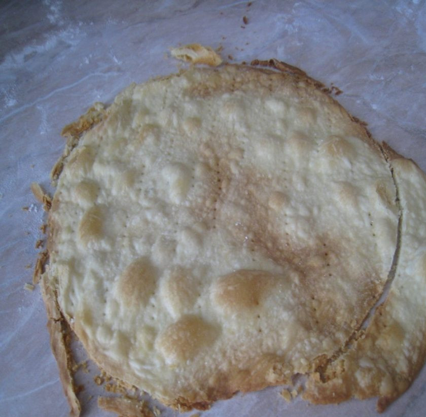 1. Этап. Закусочный торт без выпечки: 4. Каждый корж нужно ровно обрезать при помощи обычной тарелки. Таким образом, вы избавитесь от подгорелых коржей и придадите ровную форму закусочному тортику.