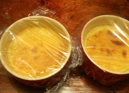 1. Этап. Флан испанский: Готовый испанский флан необходимо остудить при комнатной температуре, затем завернуть в пищевую пленку и отправить в холодильник часов на 6-8.