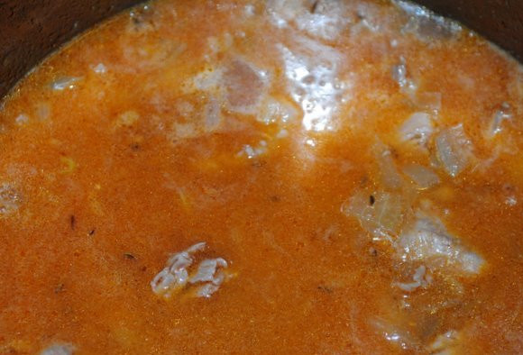 1. Этап. Гуляш по-чешски: Заливаем мясо пивом или водой, доводим до кипения и уменьшаем огонь на маленький. Добавляем тмин и пробуем соус на соль. Если надо - добавляем. Накрываем гуляш крышкой и тушим примерно 1 час.